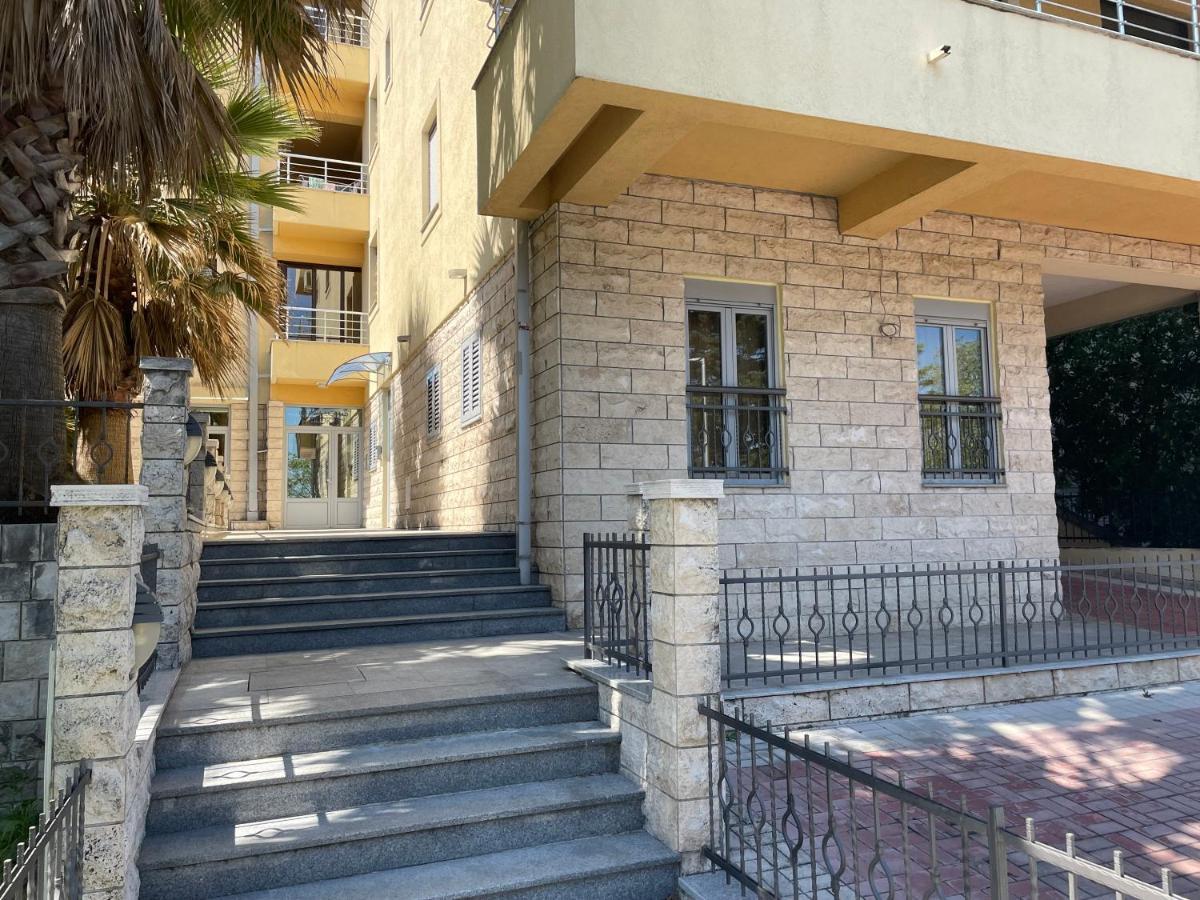 Park And Apartment *